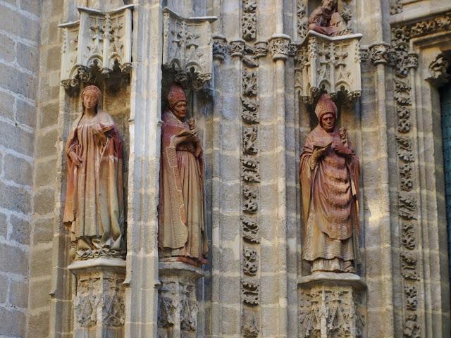 La Puerta del Bautismo (3): las figuras de la jamba izquierda.