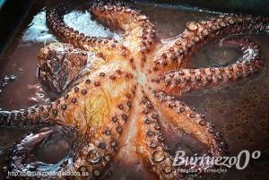 Pulpo en el horno, bañado en cerveza y aceite.