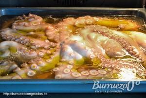 Pulpo en la bandeja con cerveza listo para el horno