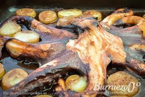 Las patatas cocidas y el pulpo terminando de hacerse en el horno