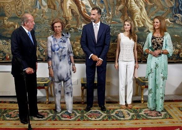 Letizia luce brazos definidos en la cena de la Familia Real con las autoridades de Mallorca