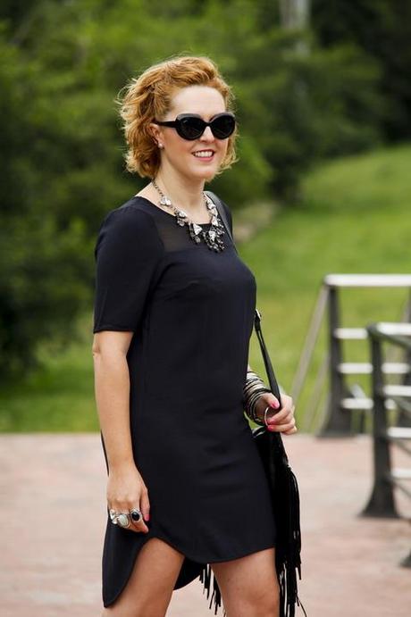 Look con vestido negro y zapatos negros de Michael Kors para sesión de fotos (9)