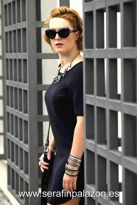 Look con vestido negro y zapatos negros de Michael Kors para sesión de fotos (9)