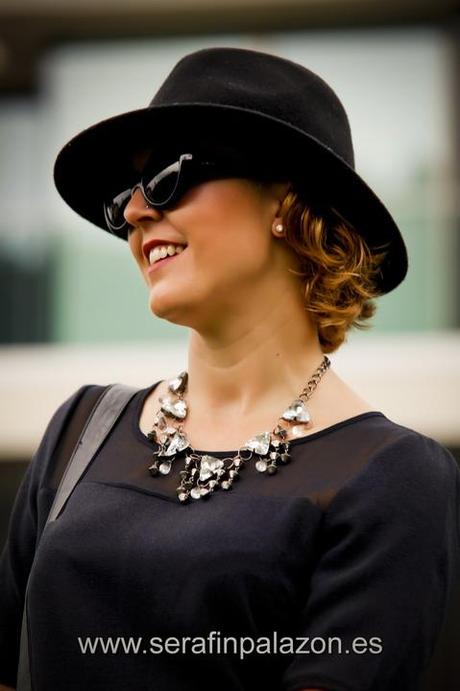 Look con vestido negro y zapatos negros de Michael Kors para sesión de fotos (9)