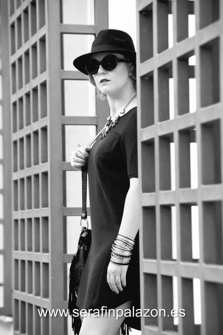 Look con vestido negro y zapatos negros de Michael Kors para sesión de fotos (9)