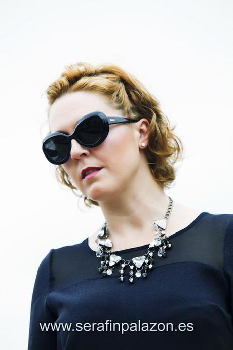 Look con vestido negro y zapatos negros de Michael Kors para sesión de fotos (9)