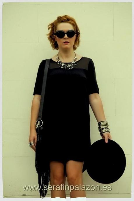 Look con vestido negro y zapatos negros de Michael Kors para sesión de fotos (9)