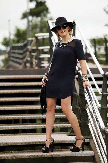 Look con vestido negro y zapatos negros de Michael Kors para sesión de fotos (9)