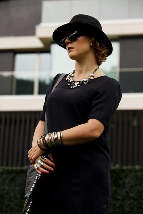 Look con vestido negro y zapatos negros de Michael Kors para sesión de fotos (9)