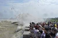 La impresionante ola de marea del río Qiantang