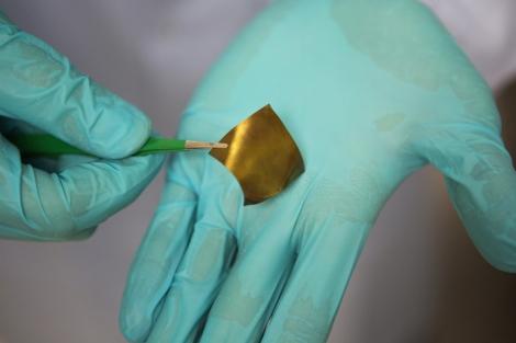 Electronica flexible fabricada con nanoparticulas de oro.