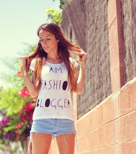 I AM A FASHION BLOGGER