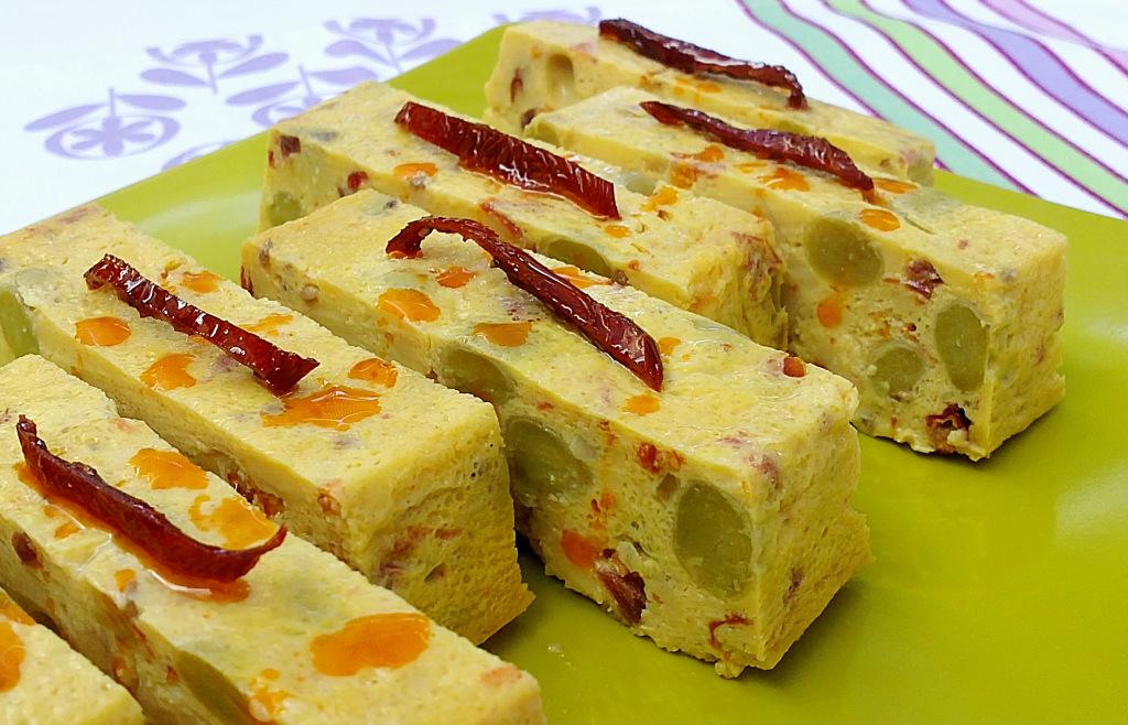 Flan salado de habitas tiernas, tomates secos y jamón (microondas)