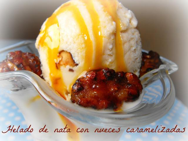 Helado de nata con nueces caramelizadas.