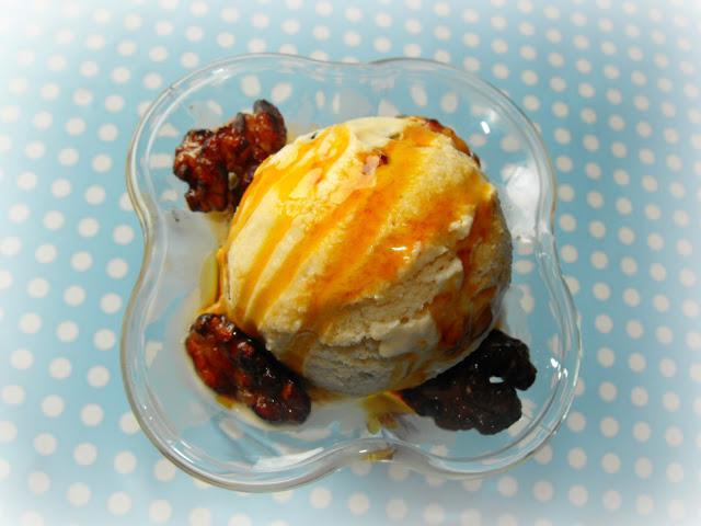 Helado de nata con nueces caramelizadas.
