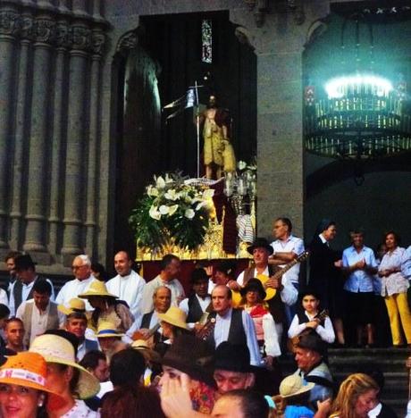 Disfrutar de una Romería Canaria, con fechas de las más populares Patrón esperando su ofrenda