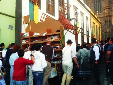 Disfrutar de una Romería Canaria, con fechas de las más populares Carrozas cargadas con productos típicos