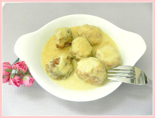 Albóndigas con salsa de manzana y cebolla