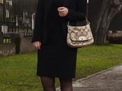 Looks vestido negro zapatos azules (parte