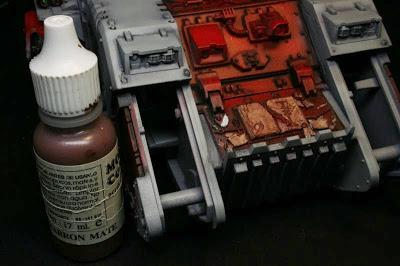 Lavado con marrón mate sobre el libro del Land Raider