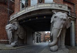 Esvásticas en Peracense.