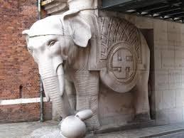 Esvásticas en Peracense.