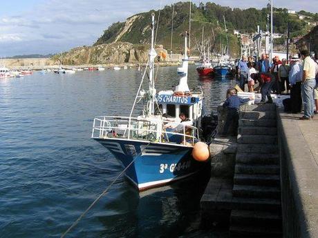 Barco amarrado en el puerto de Cudillero.
