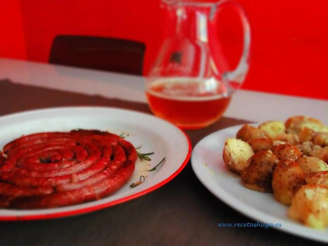 anillo de salchichas con patatas aliñadas