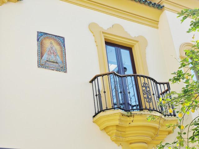 Un pequeño retablo de la Virgen de los Reyes.