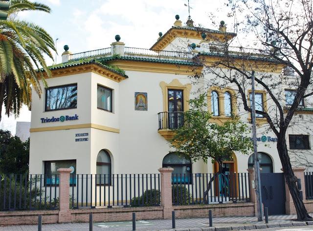 Un pequeño retablo de la Virgen de los Reyes.