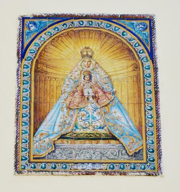 Un pequeño retablo de la Virgen de los Reyes.