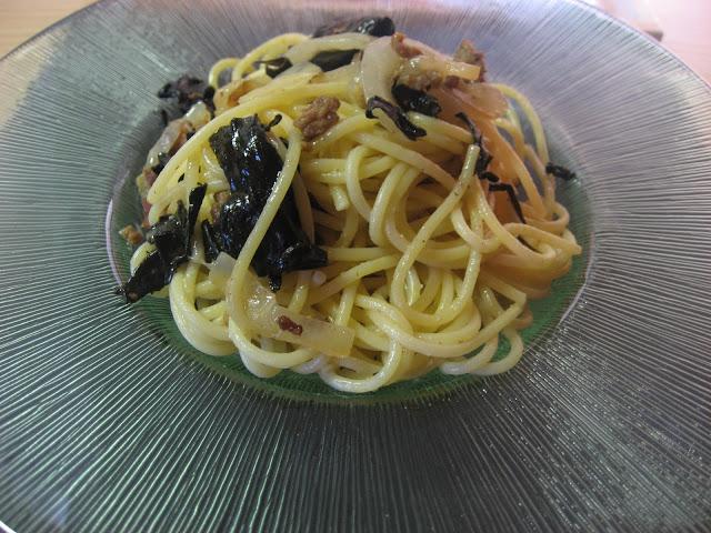 ESPAGUETIS CON SETAS Y BEICON