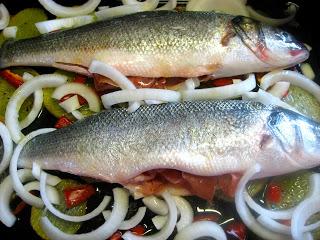 LUBINA AL HORNO CON JAMÓN Y PATATAS