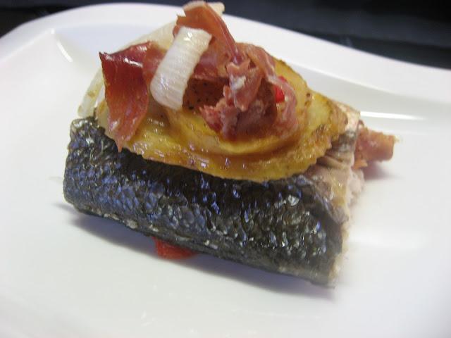 LUBINA AL HORNO CON JAMÓN Y PATATAS