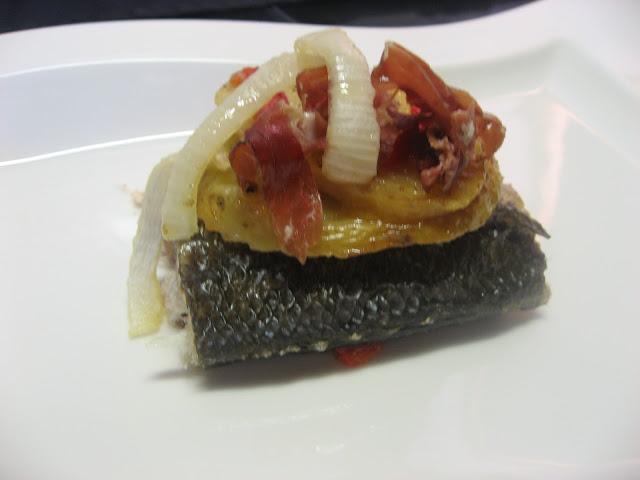 LUBINA AL HORNO CON JAMÓN Y PATATAS