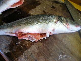 LUBINA AL HORNO CON JAMÓN Y PATATAS