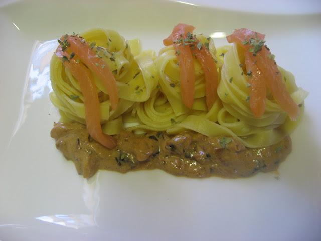 TALLARINES CON SALMÓN AHUMADO