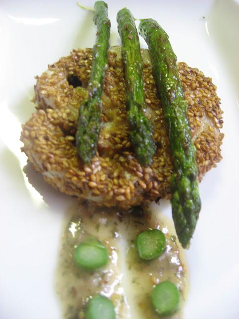 MERLUZA CON COSTRA DE SESAMO Y TRIGUEROS