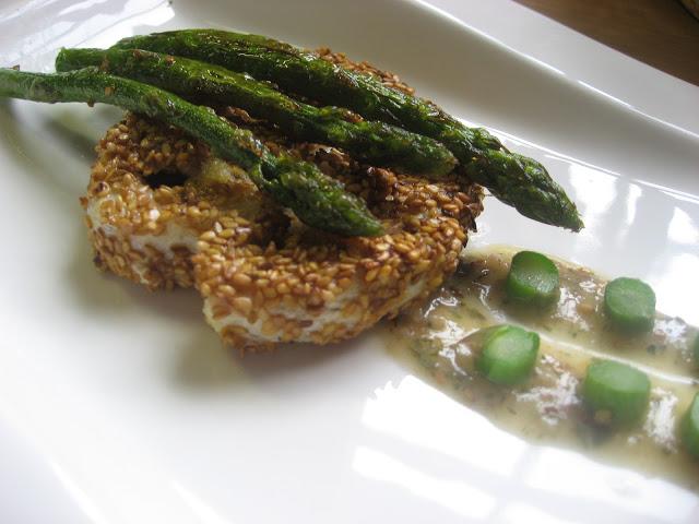 MERLUZA CON COSTRA DE SESAMO Y TRIGUEROS