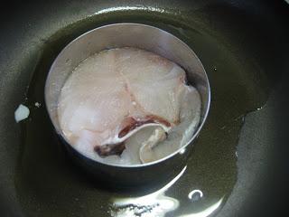 MERLUZA CON COSTRA DE SESAMO Y TRIGUEROS