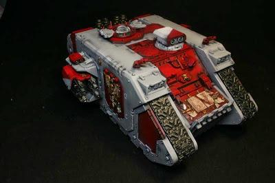 Vista derecha del Land Raider con las cadenas puestas 