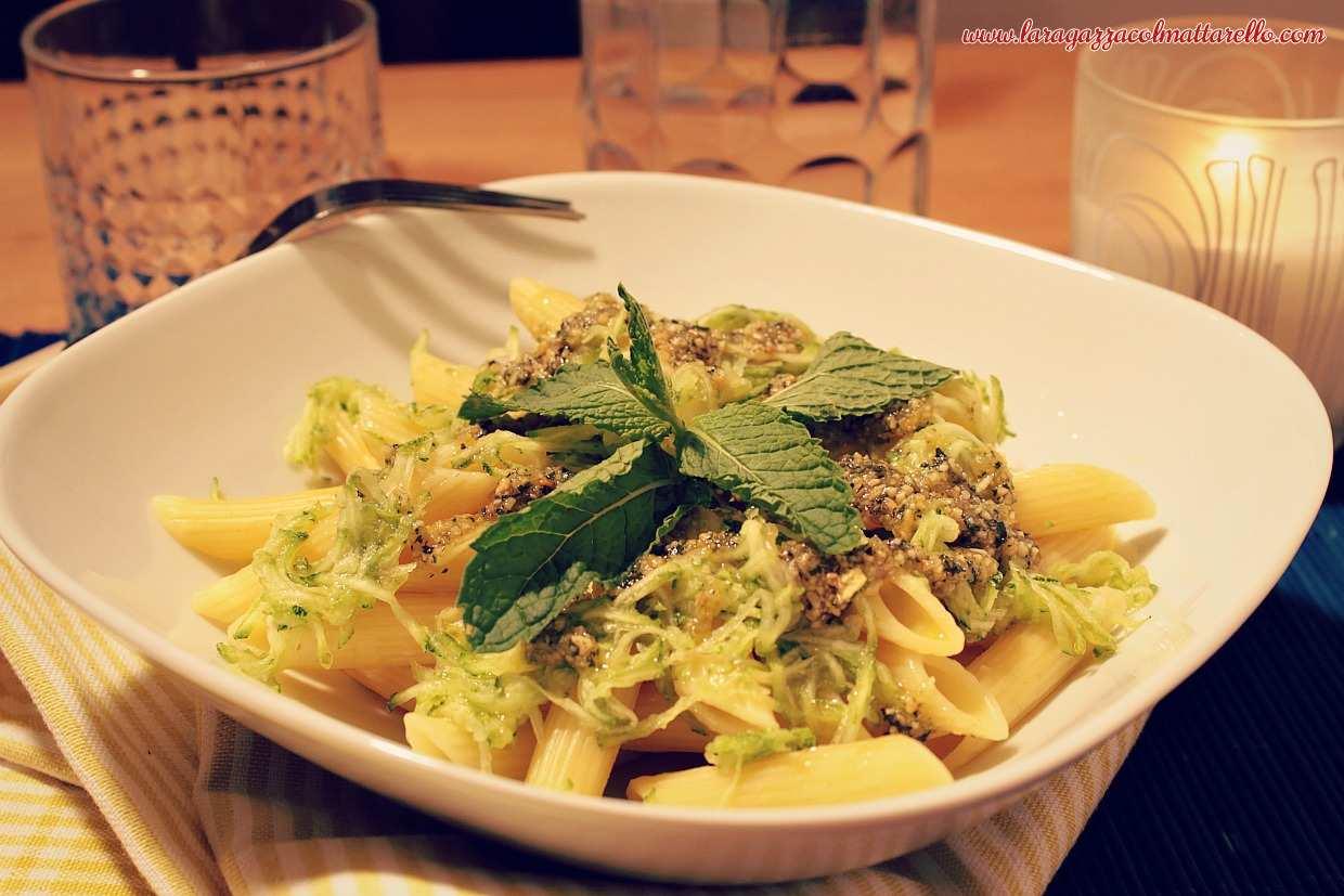 Ensalada de pasta con calabacín y pesto de cacahuetes y menta ~ recetas primeros  ~ 085m