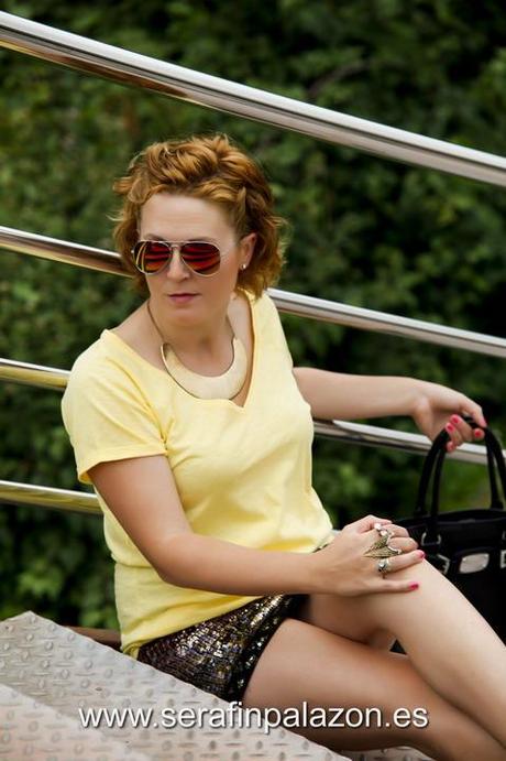 Look con falda dorada de lentejuelas y camiseta amarilla (2)