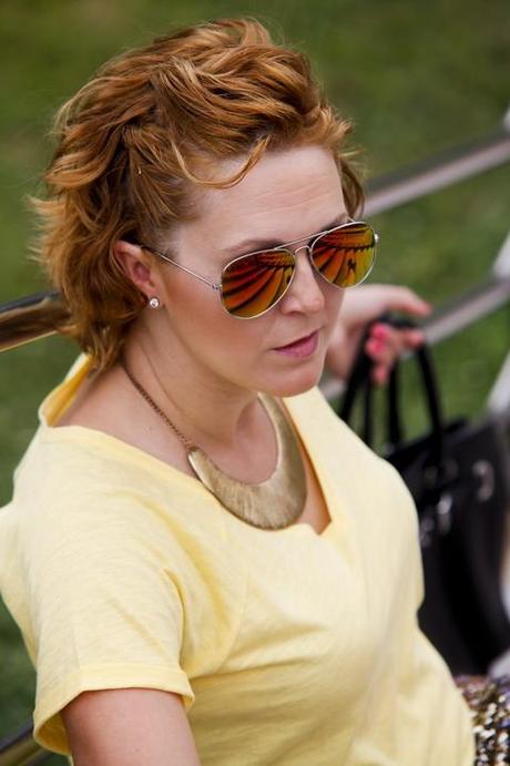 Look con falda dorada de lentejuelas y camiseta amarilla (2)