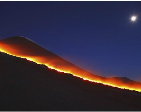 Noche en el volcán Etna durante una erupción