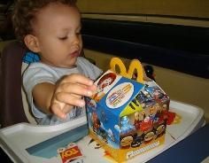 Niño con Cajita Feliz McDonald