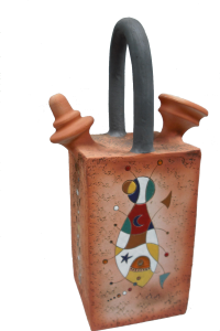 Expresión evolucionada del trabajo alfarero con barro, preservando los métodos tradicionales de trabajo.