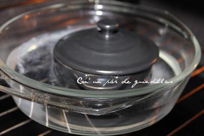 Huevos en cocotte con jamón y champiñones