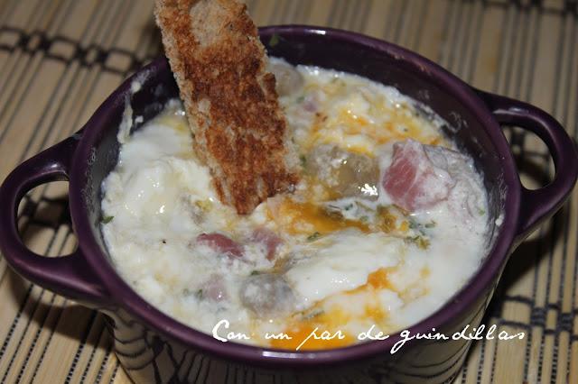 Huevos en cocotte con jamon y champiñones