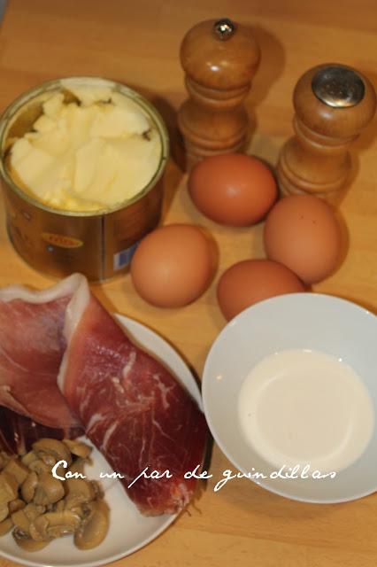 Huevos en cocotte con jamón y champiñones